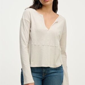 $136 NWT Velvet by Graham & Spencer Vint V-Neck L/S T-Shirt in Cookie Sz Small